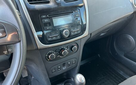 Renault Logan II, 2016 год, 600 000 рублей, 7 фотография