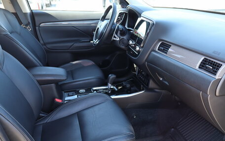 Mitsubishi Outlander III рестайлинг 3, 2021 год, 2 859 000 рублей, 12 фотография
