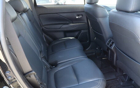 Mitsubishi Outlander III рестайлинг 3, 2021 год, 2 859 000 рублей, 13 фотография