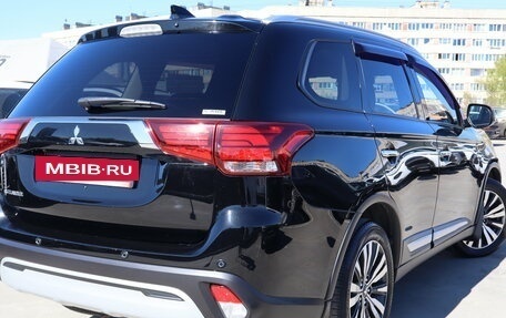 Mitsubishi Outlander III рестайлинг 3, 2021 год, 2 859 000 рублей, 6 фотография