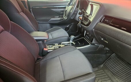 Mitsubishi Outlander III рестайлинг 3, 2019 год, 2 235 000 рублей, 11 фотография