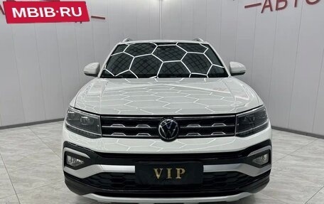 Volkswagen T-Roc I, 2022 год, 1 930 000 рублей, 2 фотография