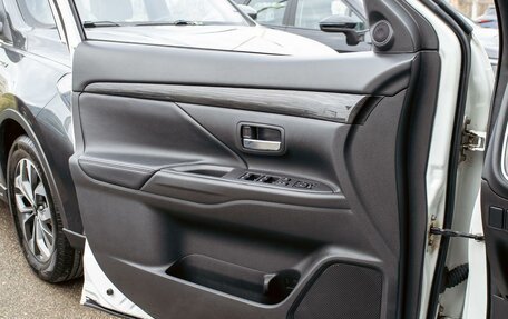 Mitsubishi Outlander III рестайлинг 3, 2017 год, 1 675 000 рублей, 12 фотография