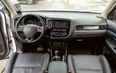 Mitsubishi Outlander III рестайлинг 3, 2017 год, 1 675 000 рублей, 15 фотография