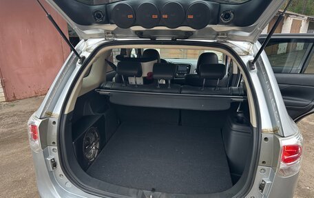 Mitsubishi Outlander III рестайлинг 3, 2014 год, 1 600 000 рублей, 3 фотография