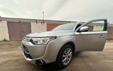 Mitsubishi Outlander III рестайлинг 3, 2014 год, 1 600 000 рублей, 19 фотография