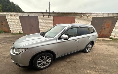 Mitsubishi Outlander III рестайлинг 3, 2014 год, 1 600 000 рублей, 17 фотография