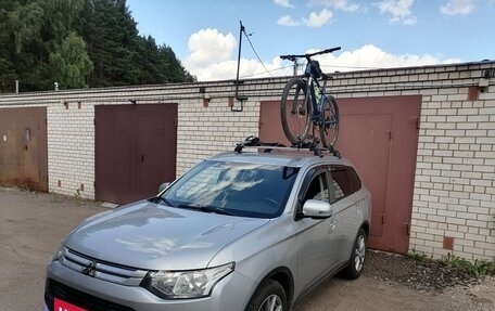Mitsubishi Outlander III рестайлинг 3, 2014 год, 1 600 000 рублей, 25 фотография