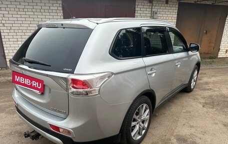 Mitsubishi Outlander III рестайлинг 3, 2014 год, 1 600 000 рублей, 14 фотография