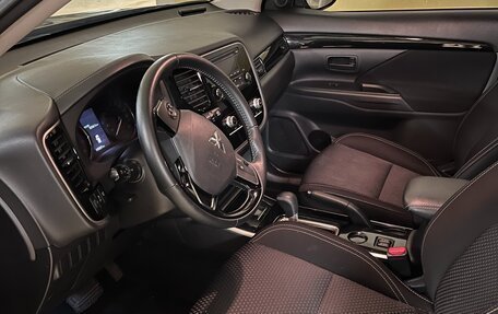Mitsubishi Outlander III рестайлинг 3, 2020 год, 2 200 000 рублей, 3 фотография