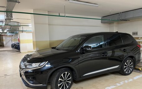 Mitsubishi Outlander III рестайлинг 3, 2020 год, 2 200 000 рублей, 2 фотография