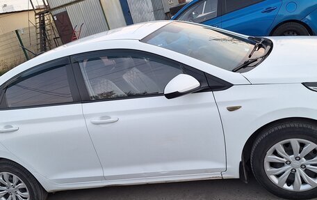 Hyundai Solaris II рестайлинг, 2017 год, 940 000 рублей, 2 фотография