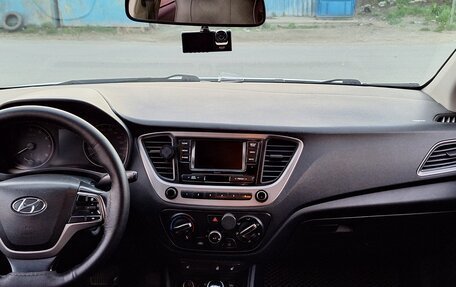 Hyundai Solaris II рестайлинг, 2017 год, 940 000 рублей, 10 фотография