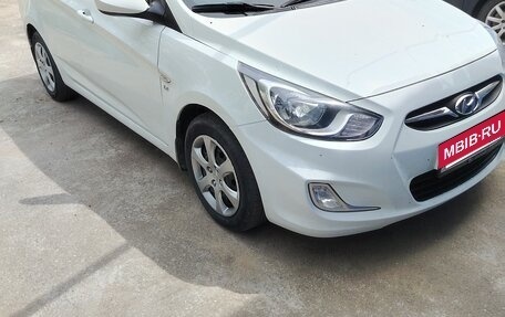 Hyundai Solaris II рестайлинг, 2012 год, 720 000 рублей, 2 фотография