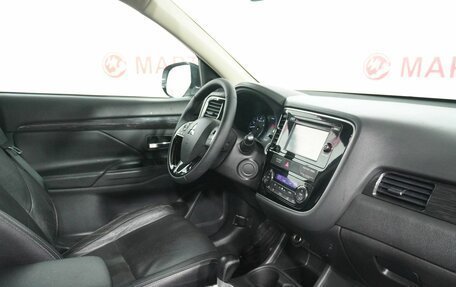 Mitsubishi Outlander III рестайлинг 3, 2016 год, 1 720 000 рублей, 10 фотография