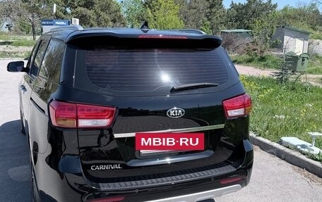 KIA Carnival III, 2017 год, 2 700 000 рублей, 2 фотография