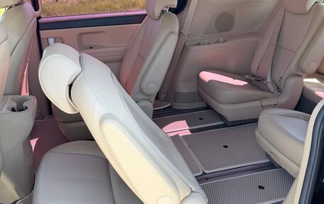 KIA Carnival III, 2017 год, 2 700 000 рублей, 17 фотография