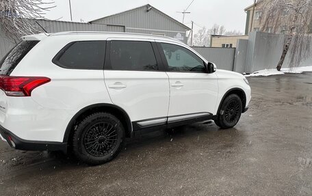 Mitsubishi Outlander III рестайлинг 3, 2015 год, 1 650 000 рублей, 4 фотография