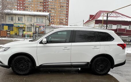 Mitsubishi Outlander III рестайлинг 3, 2015 год, 1 650 000 рублей, 16 фотография