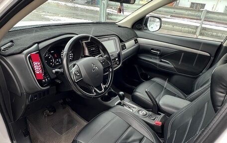 Mitsubishi Outlander III рестайлинг 3, 2015 год, 1 650 000 рублей, 7 фотография