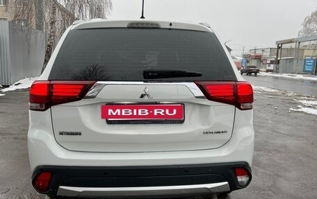 Mitsubishi Outlander III рестайлинг 3, 2015 год, 1 650 000 рублей, 12 фотография