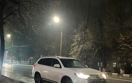 Mitsubishi Outlander III рестайлинг 3, 2015 год, 1 650 000 рублей, 24 фотография