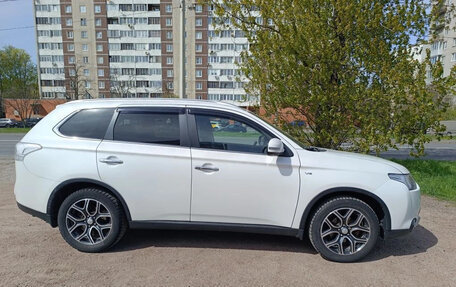 Mitsubishi Outlander III рестайлинг 3, 2014 год, 2 200 000 рублей, 2 фотография