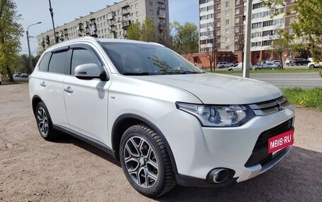 Mitsubishi Outlander III рестайлинг 3, 2014 год, 2 200 000 рублей, 3 фотография