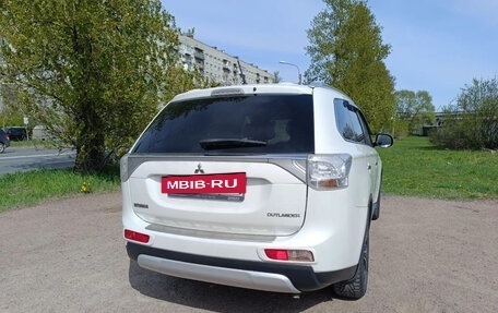 Mitsubishi Outlander III рестайлинг 3, 2014 год, 2 200 000 рублей, 7 фотография
