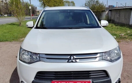 Mitsubishi Outlander III рестайлинг 3, 2014 год, 2 200 000 рублей, 5 фотография