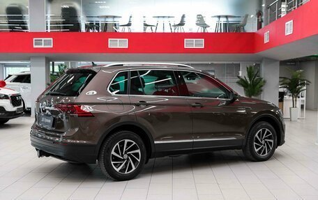 Volkswagen Tiguan II, 2018 год, 2 350 000 рублей, 2 фотография