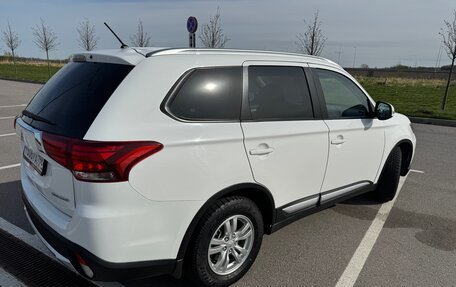 Mitsubishi Outlander III рестайлинг 3, 2015 год, 1 700 000 рублей, 2 фотография