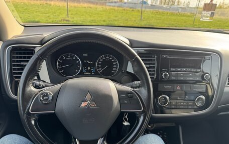Mitsubishi Outlander III рестайлинг 3, 2015 год, 1 700 000 рублей, 11 фотография