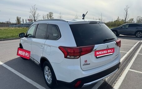 Mitsubishi Outlander III рестайлинг 3, 2015 год, 1 700 000 рублей, 8 фотография