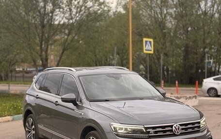Volkswagen Tiguan II, 2018 год, 2 870 000 рублей, 2 фотография