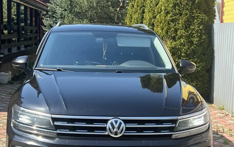Volkswagen Tiguan II, 2018 год, 2 400 000 рублей, 3 фотография