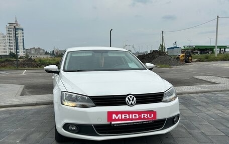 Volkswagen Jetta VI, 2012 год, 1 000 000 рублей, 2 фотография