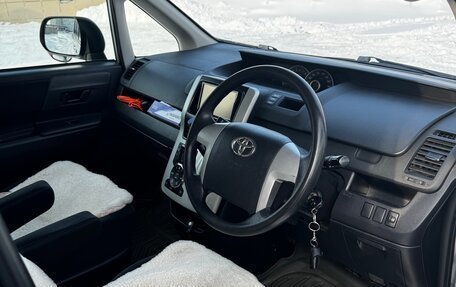 Toyota Noah III, 2013 год, 1 415 000 рублей, 8 фотография