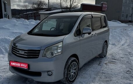 Toyota Noah III, 2013 год, 1 415 000 рублей, 2 фотография