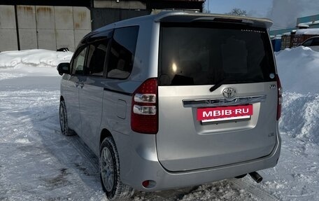 Toyota Noah III, 2013 год, 1 415 000 рублей, 4 фотография