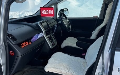 Toyota Noah III, 2013 год, 1 415 000 рублей, 10 фотография