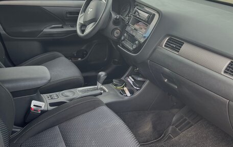 Mitsubishi Outlander III рестайлинг 3, 2016 год, 1 690 000 рублей, 12 фотография