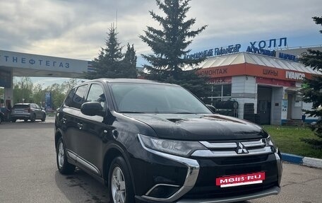 Mitsubishi Outlander III рестайлинг 3, 2016 год, 1 690 000 рублей, 2 фотография