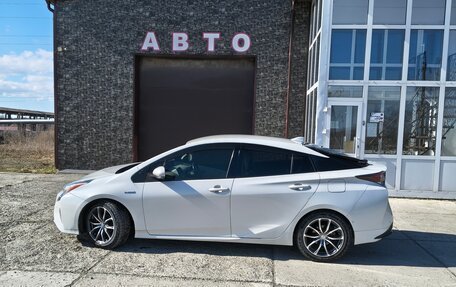 Toyota Prius IV XW50, 2016 год, 1 550 000 рублей, 9 фотография