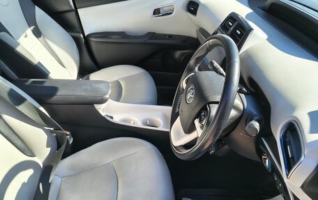 Toyota Prius IV XW50, 2016 год, 1 550 000 рублей, 11 фотография