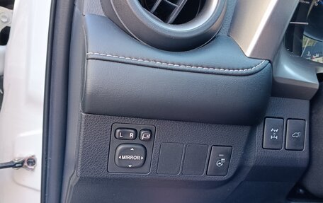 Toyota RAV4, 2018 год, 2 600 000 рублей, 9 фотография