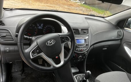 Hyundai Solaris II рестайлинг, 2011 год, 650 000 рублей, 3 фотография