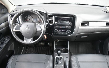 Mitsubishi Outlander III рестайлинг 3, 2016 год, 1 399 888 рублей, 11 фотография