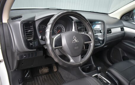 Mitsubishi Outlander III рестайлинг 3, 2016 год, 1 399 888 рублей, 15 фотография