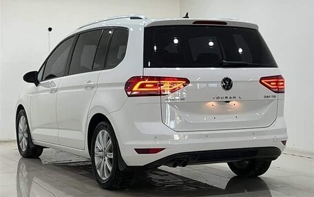 Volkswagen Touran III, 2022 год, 2 150 000 рублей, 4 фотография